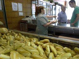 los panaderos quieren un aumento salarial del 30% los panaderos quieren un aumento salarial del 30%