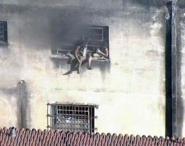 Video: se incendió una fábrica de disfraces para el carnaval de Río