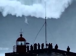impresionante: surfeo una ola de mas de 30 metros y es record impresionante: surfeo una ola de mas de 30 metros y es record
