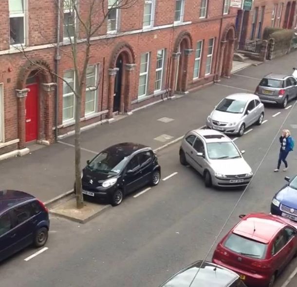 Desesperante: una mujer tardó media hora en estacionar