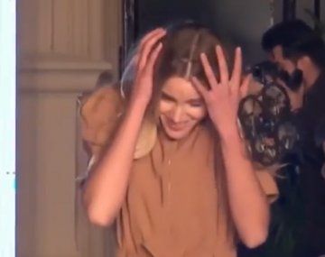 Un drone se le enganchó en el pelo a una modelo en pleno desfile