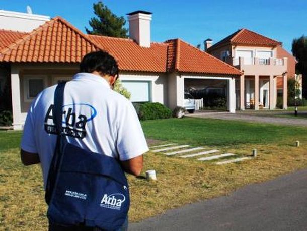 Le rematan tres propiedades por deudas impositivas