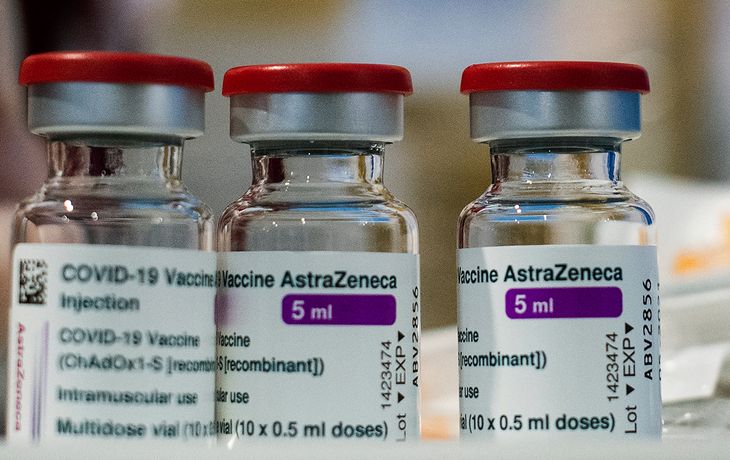 AstraZeneca anunció que su vacuna es 79% eficaz y que no genera coágulos tras pruebas