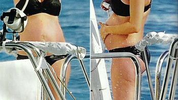 una mamita sexy toma sol y se bana en el caribe