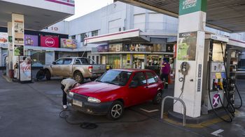 Crece la tensión entre vecinos de Colón y Paysandú por la carga de combustible. Crece la tensión entre vecinos de Colón y Paysandú por la carga de combustible.