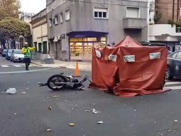 Choque entre un colectivo y una moto dejó un delivery muerto en Boedo