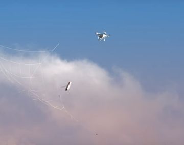 Mirá cómo neutralizan a los drones en otros aeropuertos