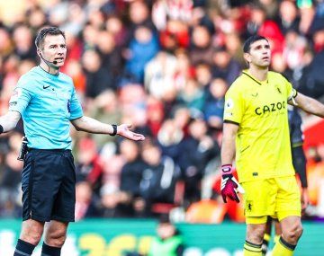 Video: un drone interrumpió el partido del Aston Villa del Dibu Martínez