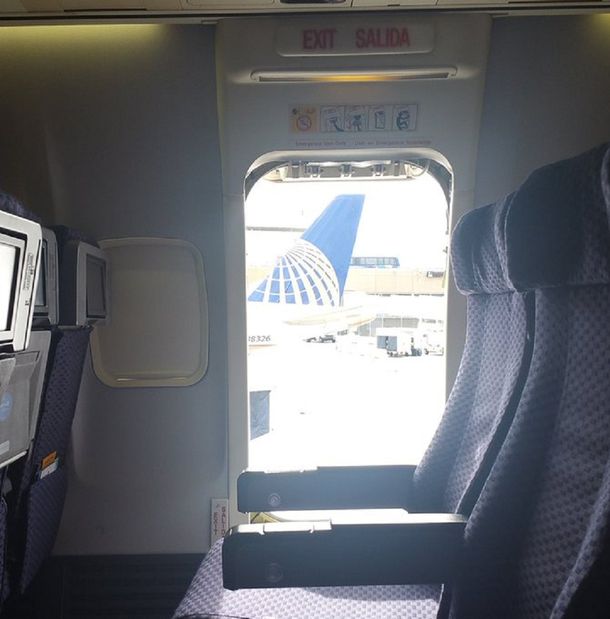 Una mujer abrió la puerta de emergencia y se tiró del avión.