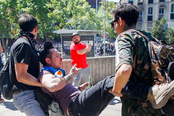 Tercer día de toque de queda en Chile y la necesidad de cambiar de raíz el sistema heredado de la dictadura