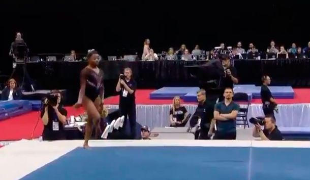Simone Biles desafió a la gravedad e hizo una pirueta nunca antes vista en la gimnasia artística