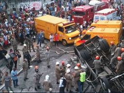 Un micro cayó de un viaducto en Brasil: siete muertos