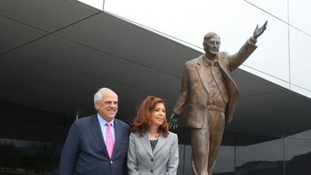 Cristina Kirchner junto al secretario general de la Unasur, Ernesto Samper, en Ecuador