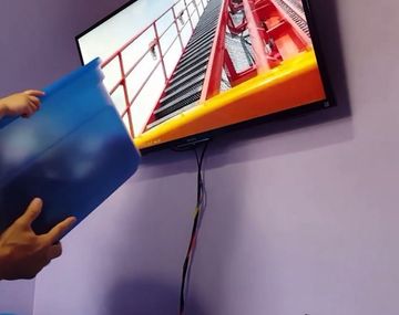 Le simuló una montaña rusa a su hija