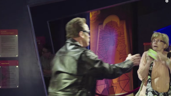 schwarzenegger se disfrazo de terminator y asusto a quienes pensaban que era de cera schwarzenegger se disfrazo de terminator y asusto a quienes pensaban que era de cera