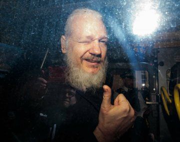 Seguidores de Assange realizan un picnic en Londres para exigir su libertad en su cumpleaños 50
