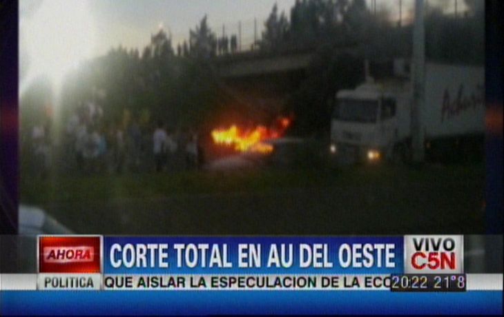 Caos de tránsito en la Autopista del Oeste por un piquete