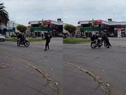 Video: la reacción de un policía para detener a una moto durante un control en Mar del Plata