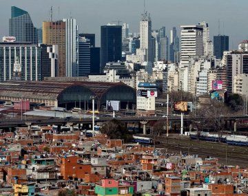 Una familia tipo en la Ciudad de Buenos Aires necesitó en octubre ingresos por al menos $350 mil para no ser pobre