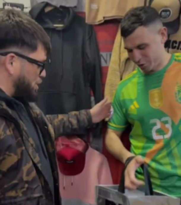 El doble del Dibu Martínez que se volvió viral: la insólita historia de un hincha y sus canjes en ferias