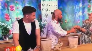 puede fallar: se ofrecio para un truco de magia y le atravesaron la mano en vivo puede fallar: se ofrecio para un truco de magia y le atravesaron la mano en vivo