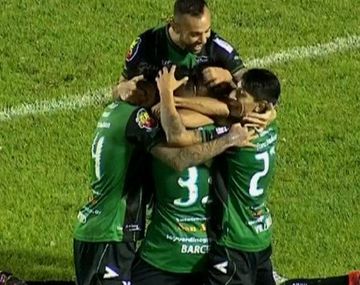 Todos abrazan a Barceló, el héroe de la noche tucumana