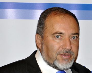 Renunció el canciller de Israel acusado por fraude