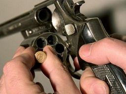 enfermo de celos: obligo a su novia a jugar a la ruleta rusa y se termino matando enfermo de celos: obligo a su novia a jugar a la ruleta rusa y se termino matando