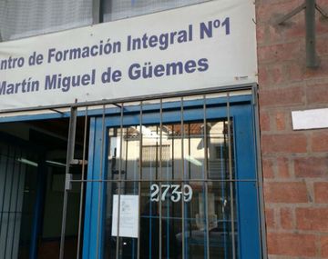 Chicos discapacitados van a la escuela con frazadas por falta de calefacción