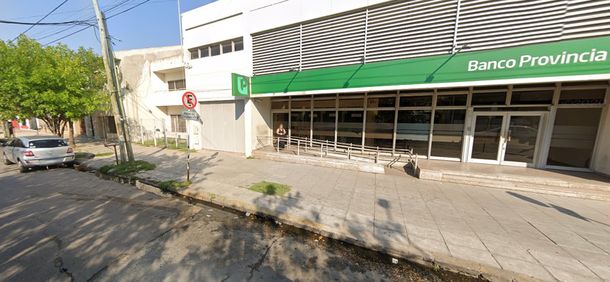 Lanús: amenazaron a un gerente bancario, robaron la sucursal y se fugaron en una camioneta
