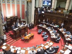 Cruces en el Senado uruguayo por cuestiones referidas a los Consejos de Salarios. Cruces en el Senado uruguayo por cuestiones referidas a los Consejos de Salarios.