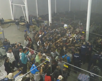 Inhumano: investigan video donde se les tira comida a los refugiados