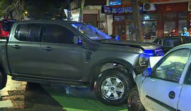 Fuerte choque entre un auto y una camioneta deja dos heridos en Chacarita