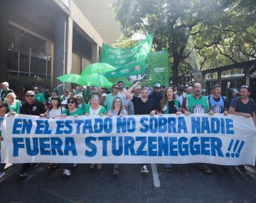Tensión en la marcha de ATE: la Policía rodeó a manifestantes y hubo tensión