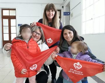 Pañuelos rojos para cambios en la ley de adopción - Crédito: Facook Andrea Petrone 