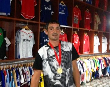 Insólito: Bebote ganó una camiseta del Kun Agüero en una subasta oficial de Independiente