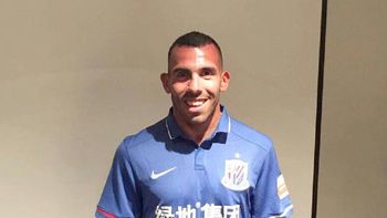 Carlos Tevez con la camiseta de Shanghai Greenland Shenhua de China Carlos Tevez con la camiseta de Shanghai Greenland Shenhua de China