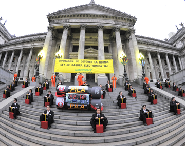 Greenpeace protestó en las escalinatas del Congreso