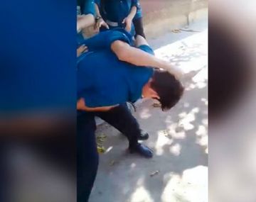 VIDEO: Brutal pelea entre dos alumnos en la puerta de un colegio de San Juan