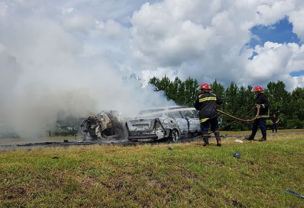 Bomberos apagaban las llamas de los autos siniestrados