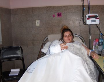 Le reimplantaron la mano a una embarazada en hospital público