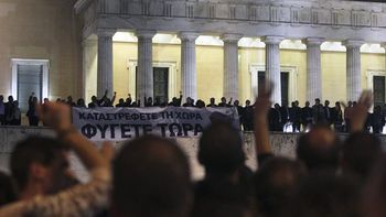 miles de griegos protestan en rechazo a los nuevos recortes miles de griegos protestan en rechazo a los nuevos recortes
