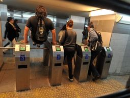 Metrodelegados del subte anunciaron que hoy realizarán la apertura de molinetes. Metrodelegados del subte anunciaron que hoy realizarán la apertura de molinetes.