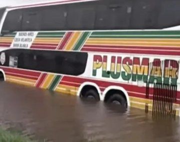 Insólito: quedaron varados en la Ruta 5 y tuvieron que rescatarlos en lancha