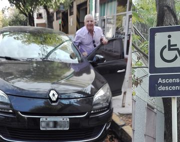 El hombre se rió de las protestas y dejó su auto frente a la rampa para discapacitados