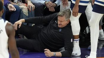 insolita jugada en la nba: cayo arriba de su entrenador y lo lesiono insolita jugada en la nba: cayo arriba de su entrenador y lo lesiono
