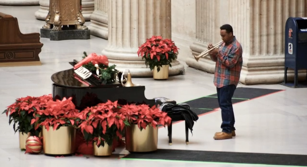 VIDEO: Un piano mágico que suena en base al estado anímico de la gente