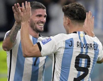 Rodrigo de Paul con Julián Álvarez.