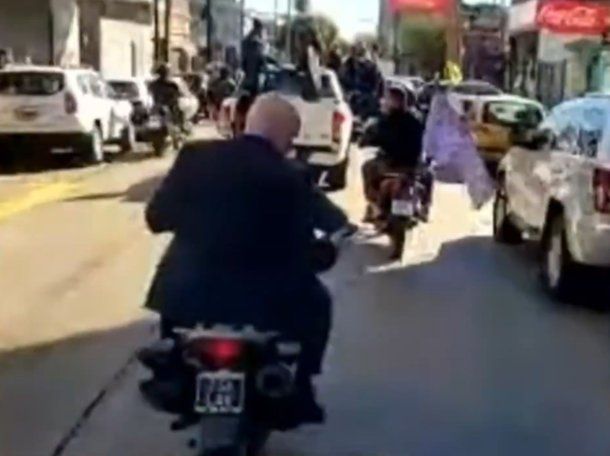 Insólito: Espert huyó en moto tras el violento final de la caravana de Milei en Lomas de Zamora