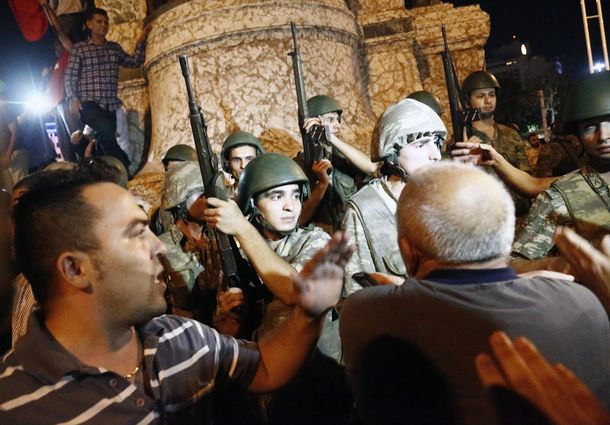 La población se enfrenta al golpe en Turquia: hay al menos 17 muertos